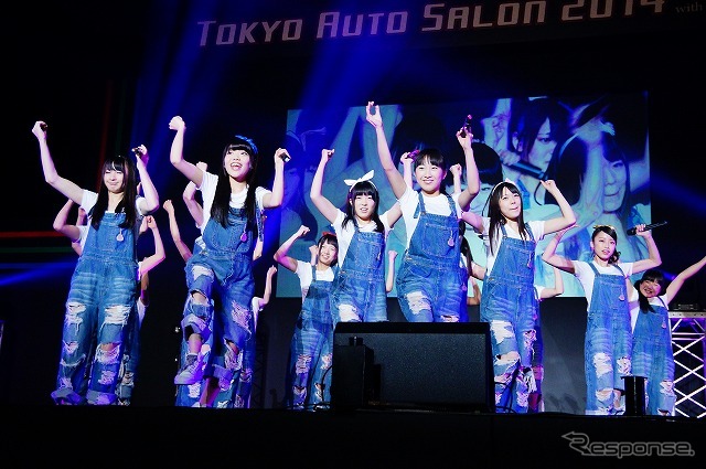 今年のオートサロンはイベントホールにのみステージを設定。痛車系やアキバ系イベントでもおなじみのアイドルグループ「ALLOVER」は広いステージを駆け巡った。