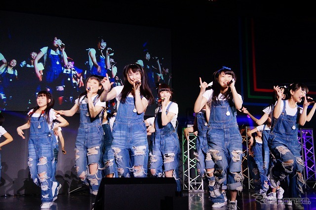 今年のオートサロンはイベントホールにのみステージを設定。痛車系やアキバ系イベントでもおなじみのアイドルグループ「ALLOVER」は広いステージを駆け巡った。