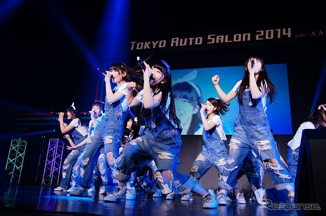 今年のオートサロンはイベントホールにのみステージを設定。痛車系やアキバ系イベントでもおなじみのアイドルグループ「ALLOVER」は広いステージを駆け巡った。