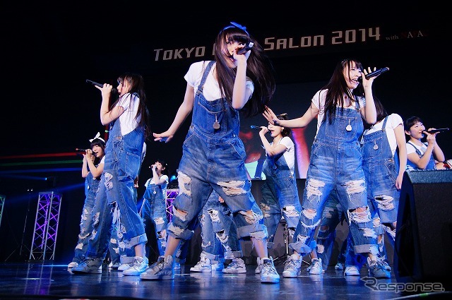 今年のオートサロンはイベントホールにのみステージを設定。痛車系やアキバ系イベントでもおなじみのアイドルグループ「ALLOVER」は広いステージを駆け巡った。