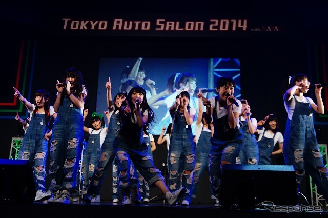 今年のオートサロンはイベントホールにのみステージを設定。痛車系やアキバ系イベントでもおなじみのアイドルグループ「ALLOVER」は広いステージを駆け巡った。