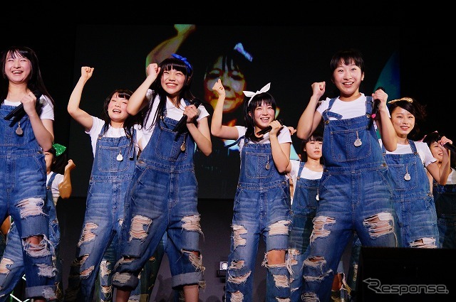 今年のオートサロンはイベントホールにのみステージを設定。痛車系やアキバ系イベントでもおなじみのアイドルグループ「ALLOVER」は広いステージを駆け巡った。