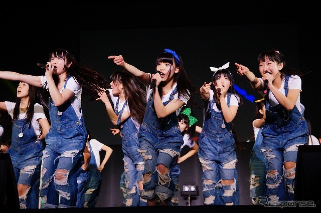 今年のオートサロンはイベントホールにのみステージを設定。痛車系やアキバ系イベントでもおなじみのアイドルグループ「ALLOVER」は広いステージを駆け巡った。