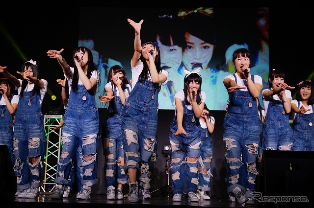 今年のオートサロンはイベントホールにのみステージを設定。痛車系やアキバ系イベントでもおなじみのアイドルグループ「ALLOVER」は広いステージを駆け巡った。