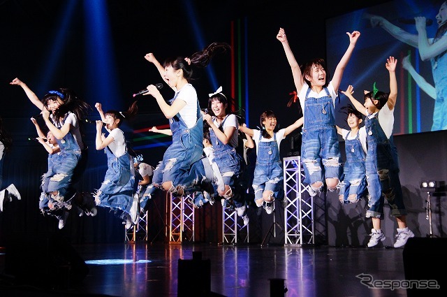 今年のオートサロンはイベントホールにのみステージを設定。痛車系やアキバ系イベントでもおなじみのアイドルグループ「ALLOVER」は広いステージを駆け巡った。