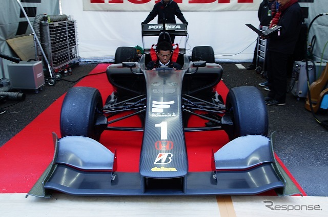 今年から使用されるスーパーフォーミュラの新シャシー「SF14」、ホンダエンジンを搭載したバージョンがオートサロンのデモ走行に登場した。