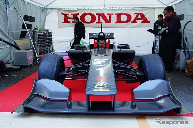 今年から使用されるスーパーフォーミュラの新シャシー「SF14」、ホンダエンジンを搭載したバージョンがオートサロンのデモ走行に登場した。
