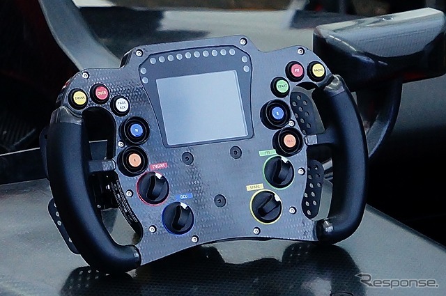 今年から使用されるスーパーフォーミュラの新シャシー「SF14」、ホンダエンジンを搭載したバージョンがオートサロンのデモ走行に登場した。