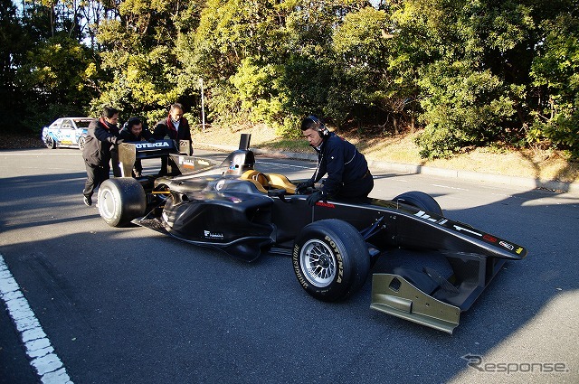 今年から使用されるスーパーフォーミュラの新シャシー「SF14」、ホンダエンジンを搭載したバージョンがオートサロンのデモ走行に登場した。