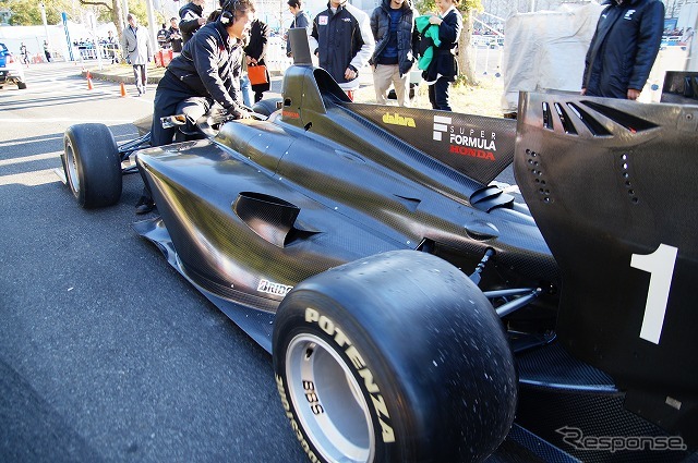 今年から使用されるスーパーフォーミュラの新シャシー「SF14」、ホンダエンジンを搭載したバージョンがオートサロンのデモ走行に登場した。