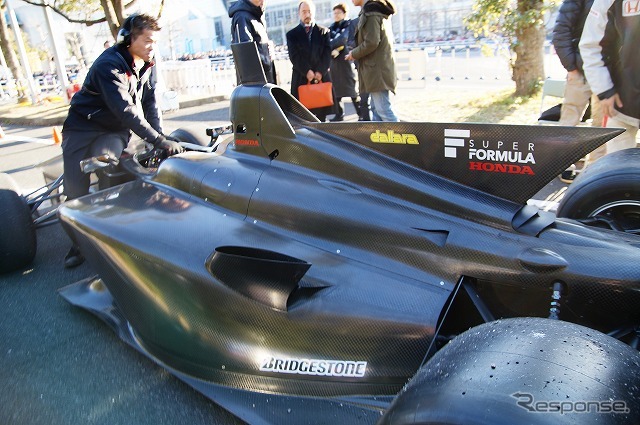 今年から使用されるスーパーフォーミュラの新シャシー「SF14」、ホンダエンジンを搭載したバージョンがオートサロンのデモ走行に登場した。