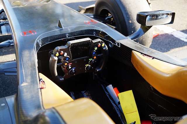 今年から使用されるスーパーフォーミュラの新シャシー「SF14」、ホンダエンジンを搭載したバージョンがオートサロンのデモ走行に登場した。