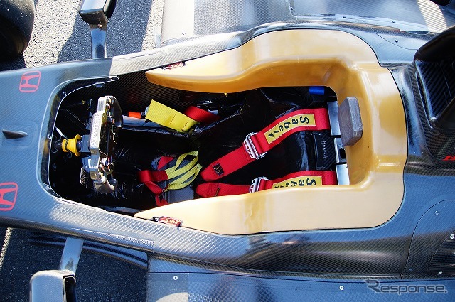 今年から使用されるスーパーフォーミュラの新シャシー「SF14」、ホンダエンジンを搭載したバージョンがオートサロンのデモ走行に登場した。