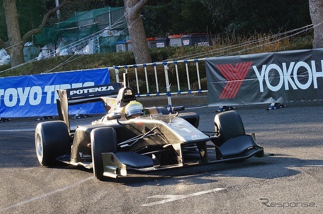 今年から使用されるスーパーフォーミュラの新シャシー「SF14」、ホンダエンジンを搭載したバージョンがオートサロンのデモ走行に登場した。