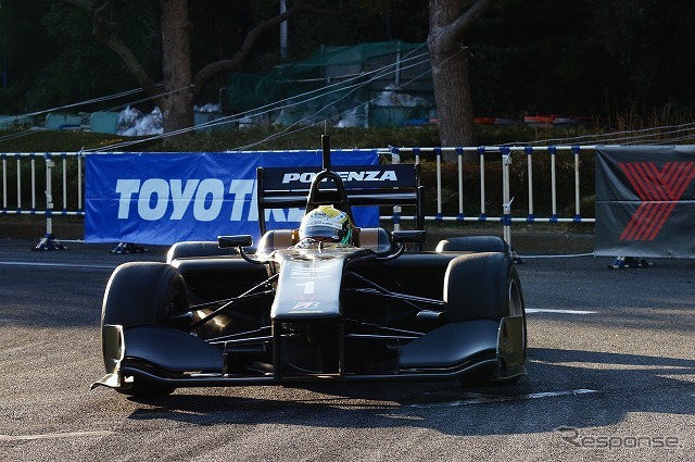 今年から使用されるスーパーフォーミュラの新シャシー「SF14」、ホンダエンジンを搭載したバージョンがオートサロンのデモ走行に登場した。