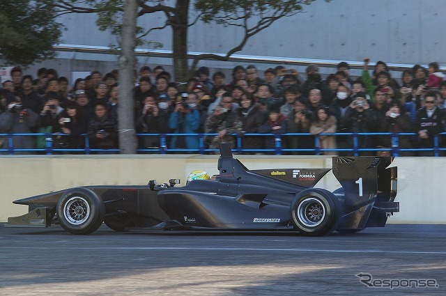 今年から使用されるスーパーフォーミュラの新シャシー「SF14」、ホンダエンジンを搭載したバージョンがオートサロンのデモ走行に登場した。