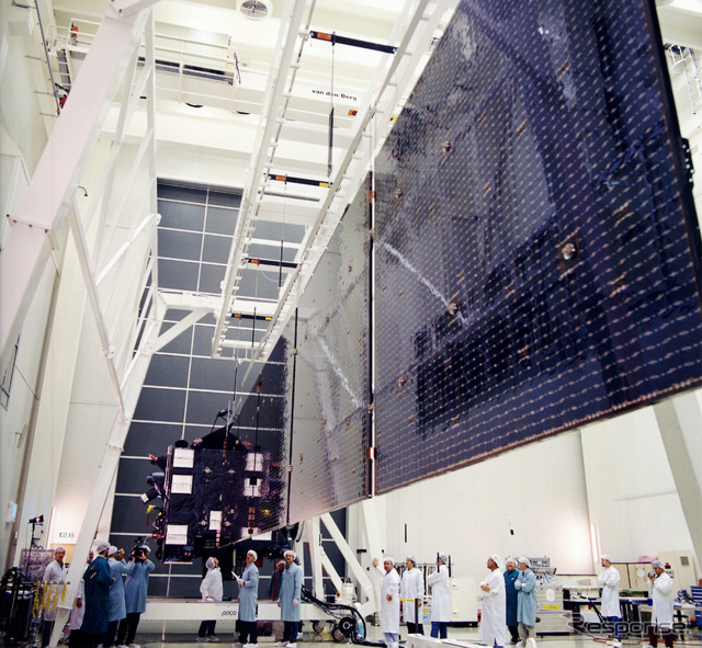 2002年、打ち上げ前に太陽電池パネルの展開試験を行ったロゼッタ探査機。パネルをすべて展開すると、端から端まで32メートルという大きな探査機だ。搭載された高利得アンテナの直径も2.2メートルあるという。