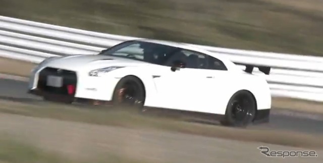 サーキットを駆け抜ける日産GT-R NISMO