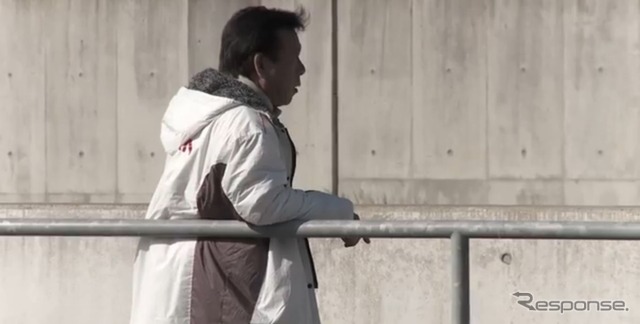 日産GT-R NISMOを見守る開発ドライバーの神山幸雄氏