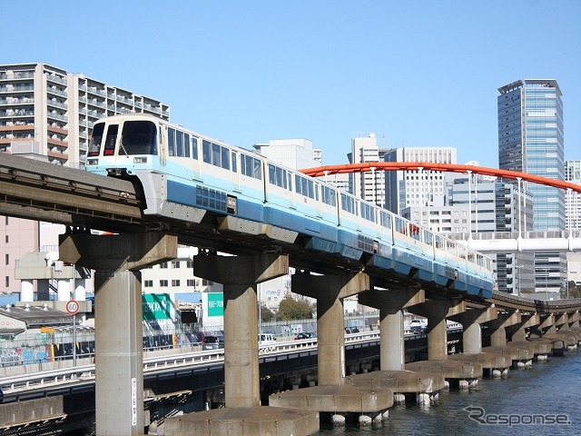 1月19日は500形塗装の復刻を記念し、歴代5種類の塗装を施した編成を順番に運行する「パレード走行」が行われた。写真はモノレール浜松町10時発の空港快速。開業時の塗装を施した1019号編成で運転された。