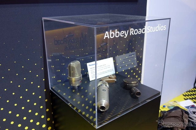 会場に展示されたアビーロードスタジオをイメージさせるマイクロフォン