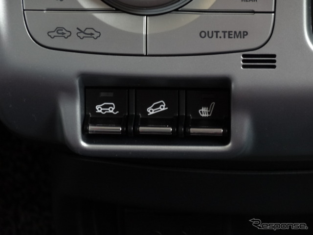4WD車に備わる「ヒルディセントコントロール」と「グリップコントロール」のスイッチ