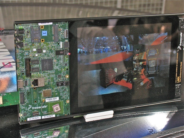 車両に搭載しているモノと同じボードと液晶をルーフに載せて、クルマの周囲の映像を表示していた