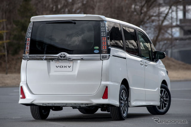 トヨタ・ヴォクシー ZS