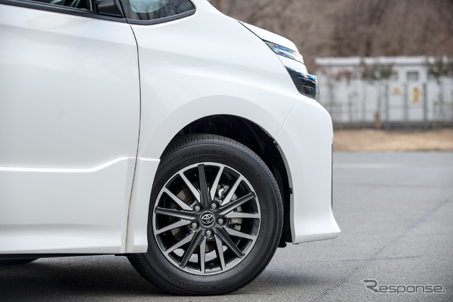 トヨタ・ヴォクシー ZS