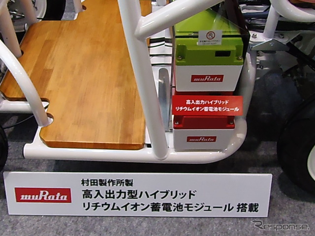 タンデム2席の後座席にドライバーが座り、前座席を見守りながら運転する方式だ