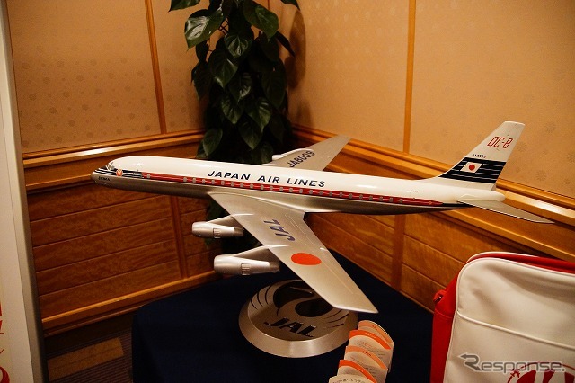 最初のツアーが行われた1965年はダクラスDC-8が主力機だった。この後、ボーイング747(ジャンボジェット)が就航し、海外旅行が一般的なものになっていく。
