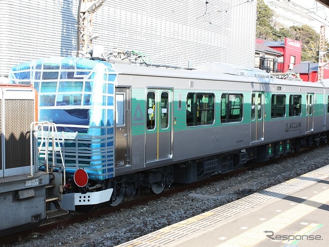 パンタグラフを2基搭載した2号車のEV-E301形(EV-E301-1)。機関車との連結部はシートで覆われている。