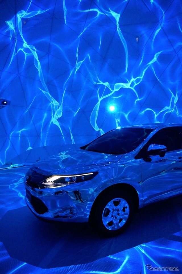 ミラーハリアーを使ったリフレクションマッピングのアート表現(写真:テスト投影のようす)