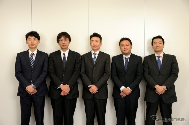 EVSSネットワークの担当者（左から、コスモ石油の武井宏輝氏、JX日鉱日石エネルギーの浅野元良氏、昭和シェル石油の品田祐一氏、昭和シェル石油の白井祐一氏、出光興産の大場元彦氏）