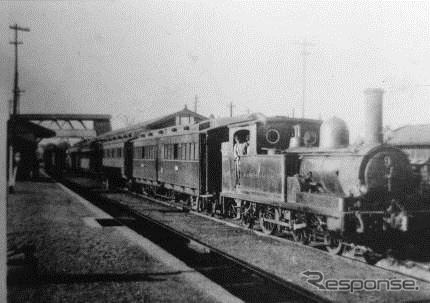 開業当時の東上鉄道（現在の川越市駅）。当時は電化されておらず、蒸気機関車が客車や貨車をけん引していた。