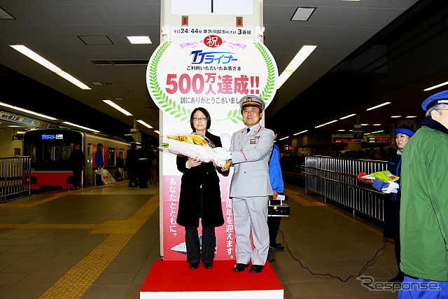 東武東上線「TJライナー」利用者500万人超え　1月22日に池袋駅でイベントが行なわれた