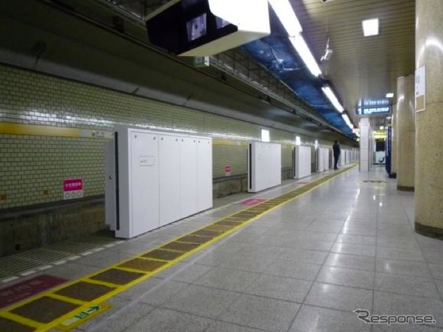 設置工事中の有楽町線千川駅のホームドア。同駅での使用開始で、有楽町線は全24駅にホームドアの設置が完了する。