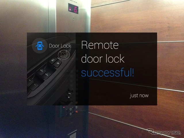 Google Glass（グーグルグラス）と連携した新型 ヒュンダイ ジェネシスセダン（キーのロック完了を表示）