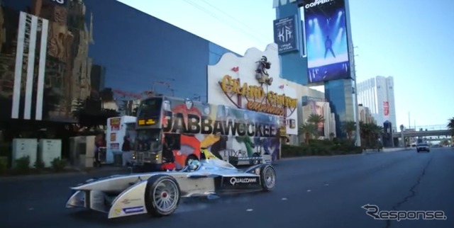 米国ラスベガス市街地をデモ走行するフォーミュラE