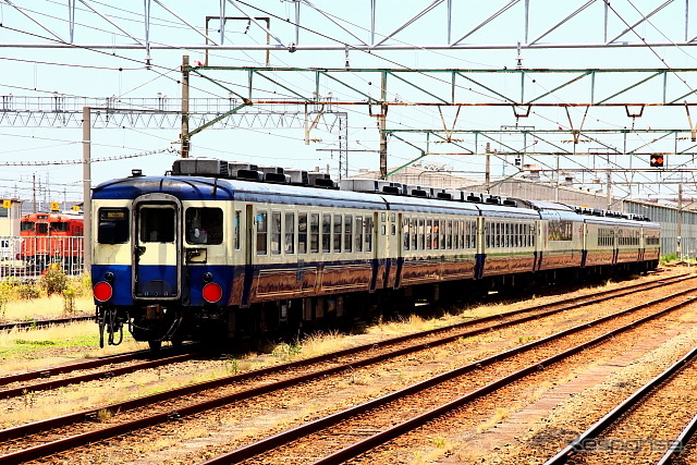 『SLばんえつ物語』で使用されている7両編成の客車。今回のリニューアルで全ての車両が7号車と同じ「レトロ調大正ロマン」の塗装に統一される。