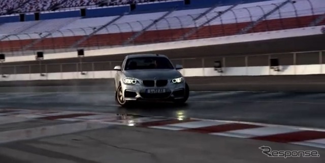 自動運転でドリフト走行を披露するBMW 2シリーズクーペ