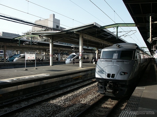 九州新幹線の部分開業に伴い、2004年から2011年まで博多～新八代間で運転されていた在来線特急『リレーつばめ』（右・2004年3月）。787系を使用していた。