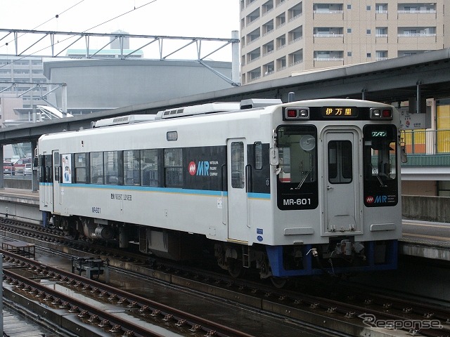 佐世保駅で発車を待つ松浦鉄道の伊万里行き。2月23日は乗車1回につき200円で利用できる。