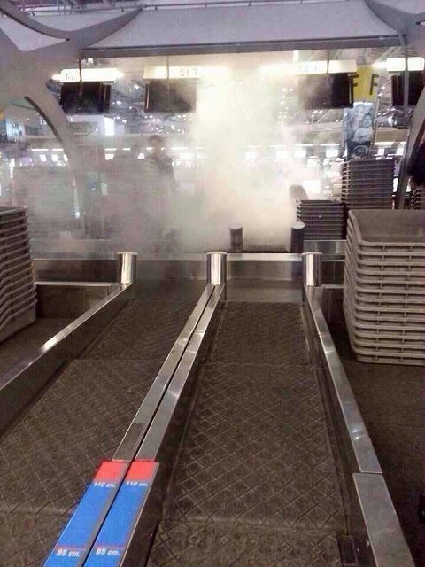 チェックインカウンターでかばん炎上 バンコク空港