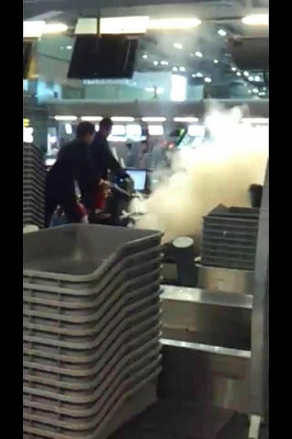 チェックインカウンターでかばん炎上 バンコク空港
