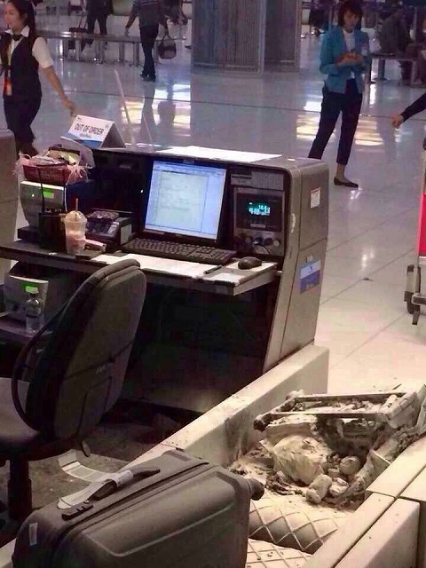 チェックインカウンターでかばん炎上 バンコク空港