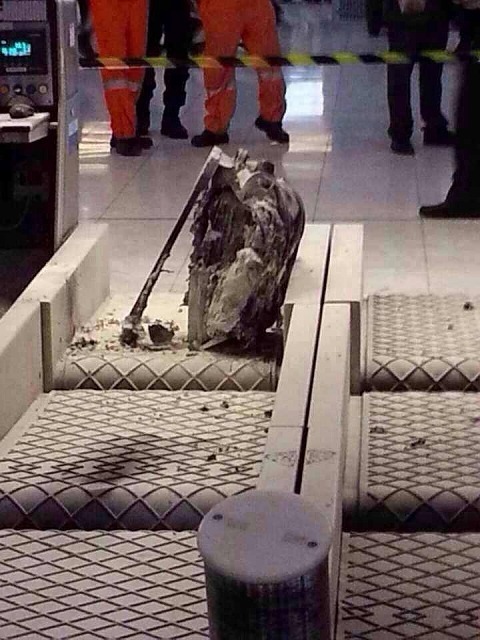 チェックインカウンターでかばん炎上 バンコク空港