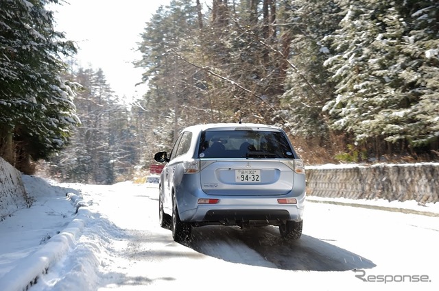 雪道も安心のアウトランダーPHEV