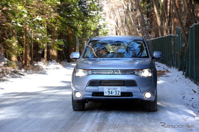 雪道も安心のアウトランダーPHEV
