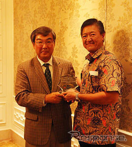 写真左:日本郵船の曽我貴也自動車物流グループ グループ長 写真右:NPALI D.ブディジャント社長